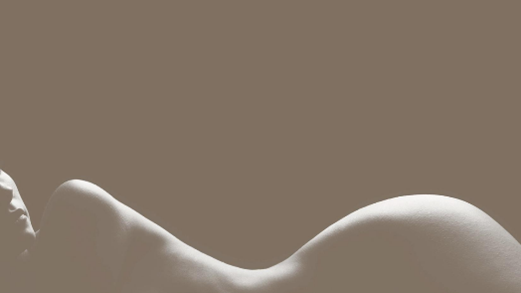 Zdjęcie leżącej kobiety